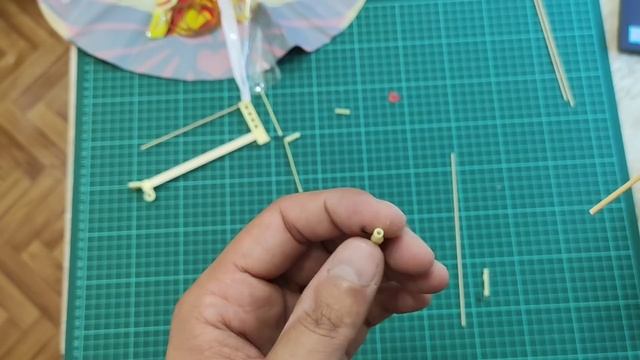 Птица-конструктор на резиномоторе из Озон. Как собирать, как летает смотреть онлайн