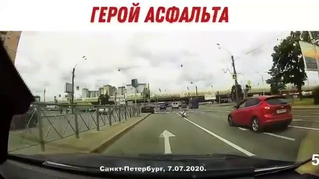 Своим манёвром, водитель Ford спас жизнь инвалиду.