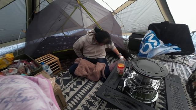 The otter melting in a warm tent. [Otter life Day 645] смотреть онлайн