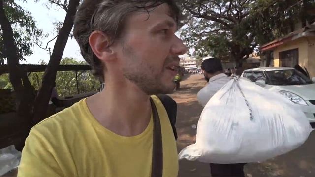Реальная Индия - едем на индийский рынок в Мапусе, Гоа | Цены, продавцы, попрошайки | Релоканты смотреть онлайн