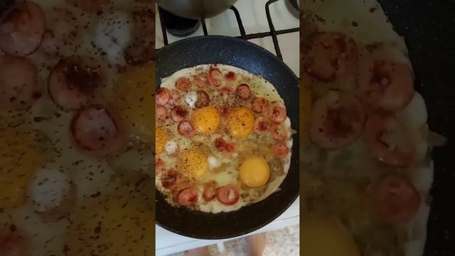 как приготовить яичницу быстро и вкусно? глазунья с сосисками смотреть онлайн