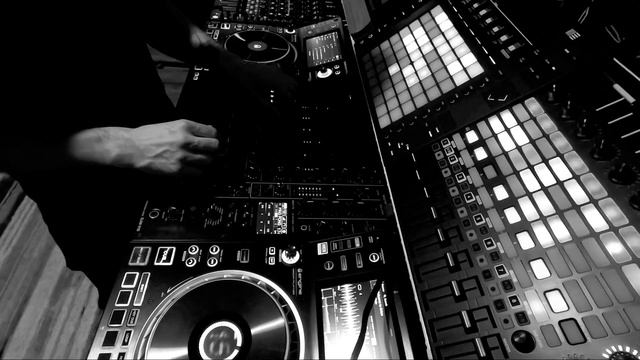 Melodic Techno Live Performance. Pioneer DJM V10, Ableton Live, Push 2. (live improv) смотреть онлайн