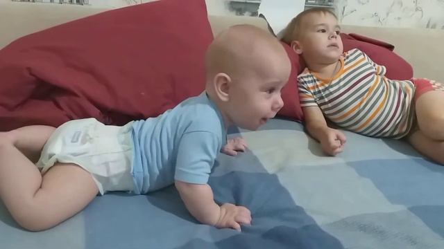 Как научить ребёнка ползать Как ребенок учится ползать в 5 мес Учимся ползать Стараемся смотреть онлайн