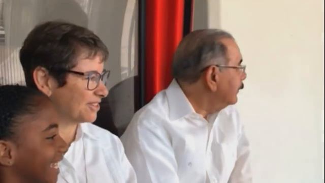 Presidente Danilo Medina, recorrido por el Teleférico de Santo Domingo смотреть онлайн
