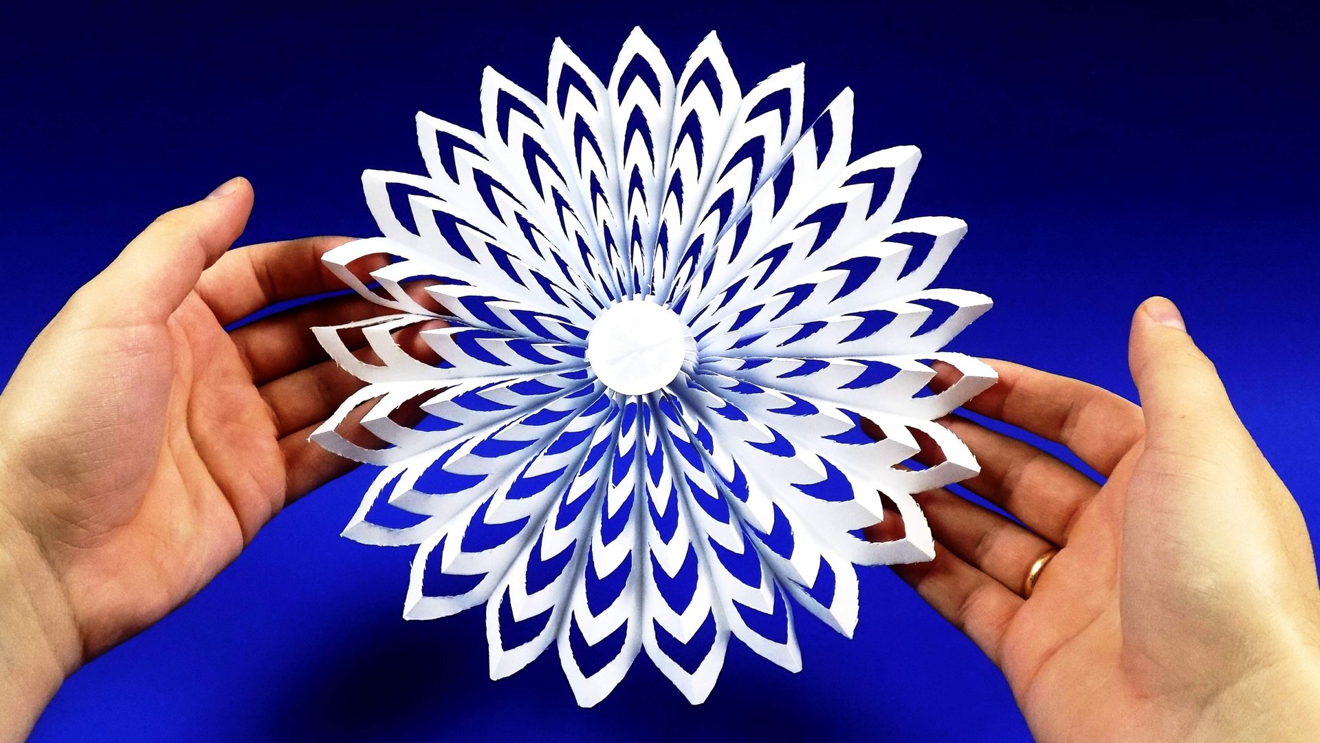 Как сделать красивую снежинку из бумаги. Новогодние поделки смотреть онлайн