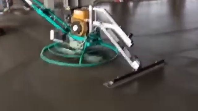 Процесс затирания топингового бетонного пола, с управляемой контрольной рейкой.