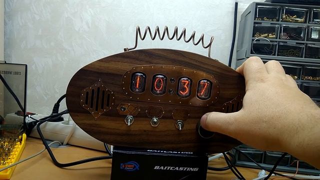 Ламповые часы на индикаторах ИН-12 с FM радио. смотреть онлайн