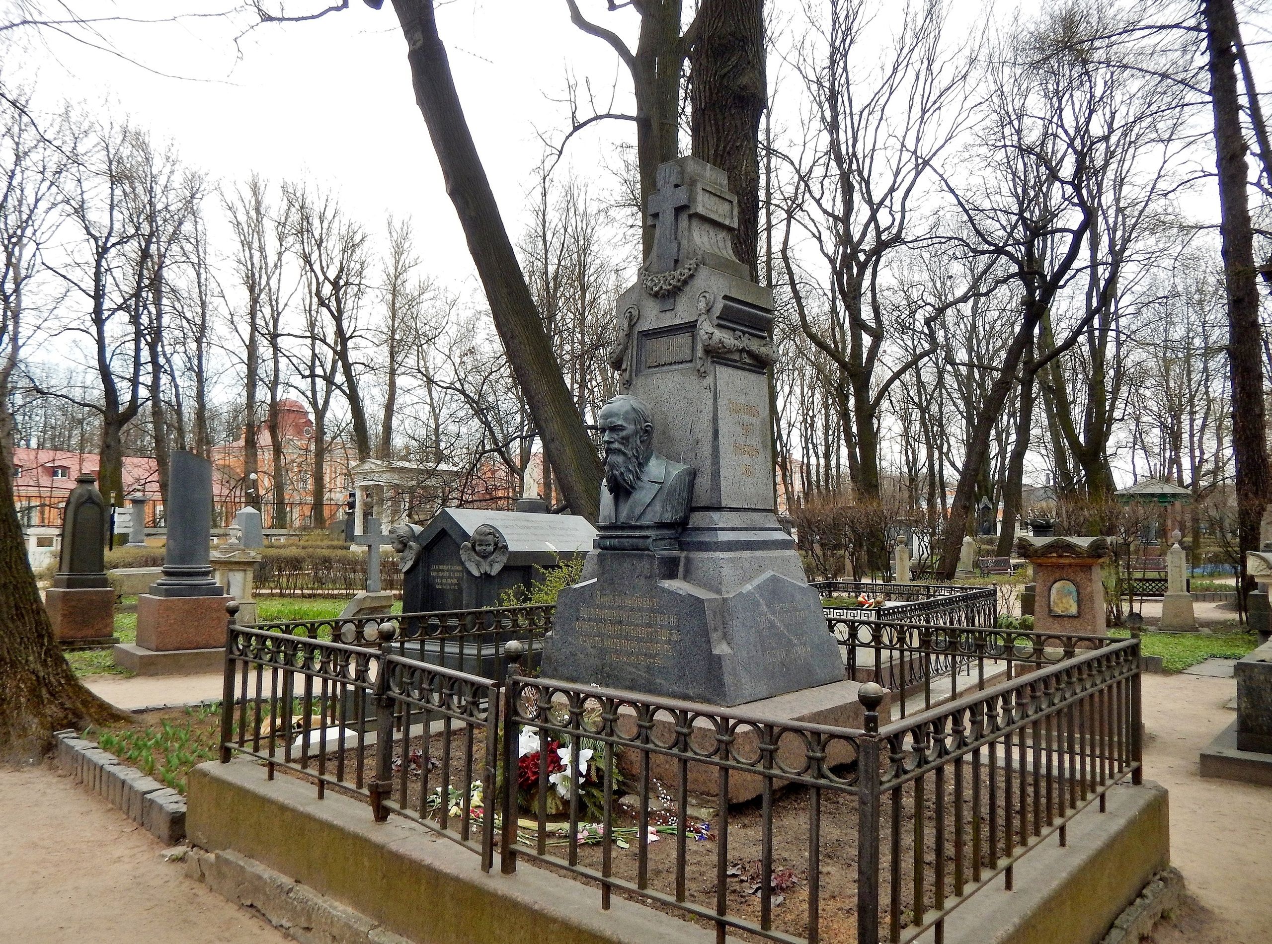 Достоевскому 202 года. Лавра. Петербург. Некрополь Мастеров искусств. 11.11.23.