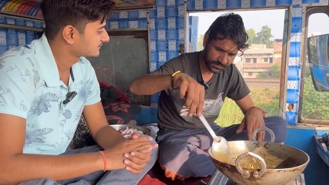 Truck Driver साहब Mobile बेच वापस आये घर 15 साल से दूसरे के अंदर चलाते थे Truck||Truck Driver Vlog смотреть онлайн