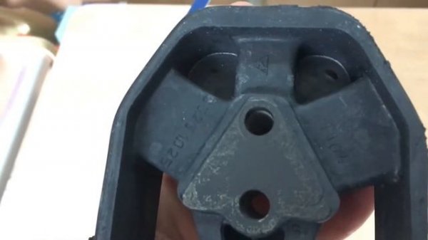 Осмотр подушки Двигателя на Opel C18NZ. Lemforder 12261