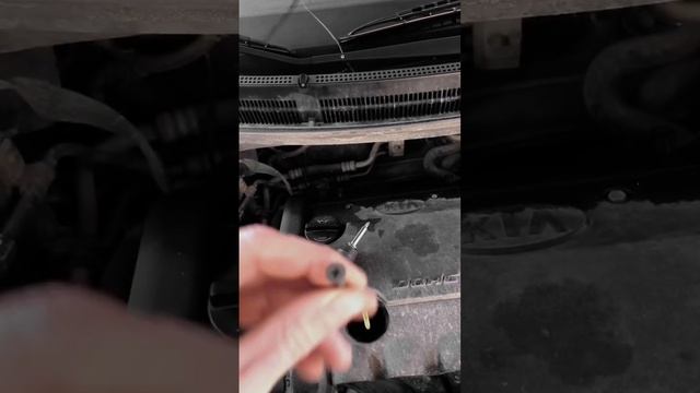 Лайфхак как открутить крышку маслоналивной горловины на Kia Rio 3. #ремонт #kia #rio #успех #авто смотреть онлайн