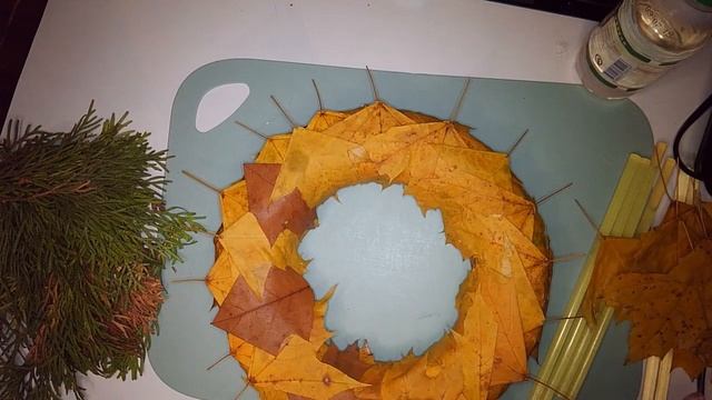 Флористический венок из осенних листьев смотреть онлайн