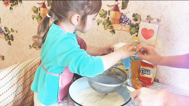 Блины на кефире и молоке. Делает тесто София смотреть онлайн