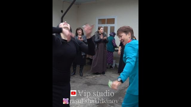 Девушка в черном офигенно танцует !! смотреть онлайн