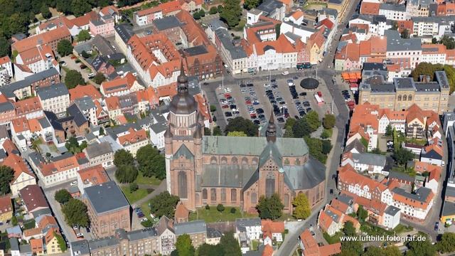 Stralsund Hansestadt fasziniernd aus der Luft fotografiert смотреть онлайн