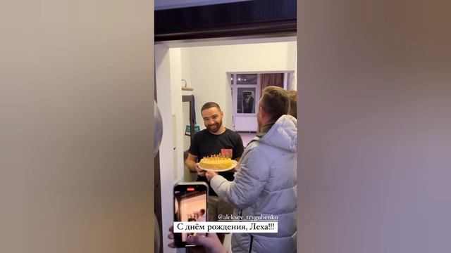 Холостяки и Холостячки шокировали Алексея Тригубенко ночным визитом смотреть онлайн