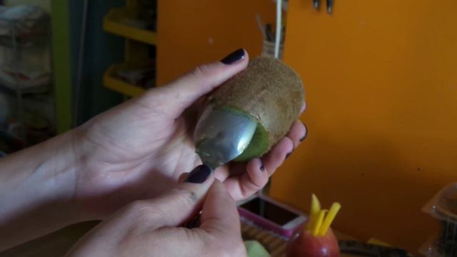 How to open a kiwi so you get the most fruit! смотреть онлайн