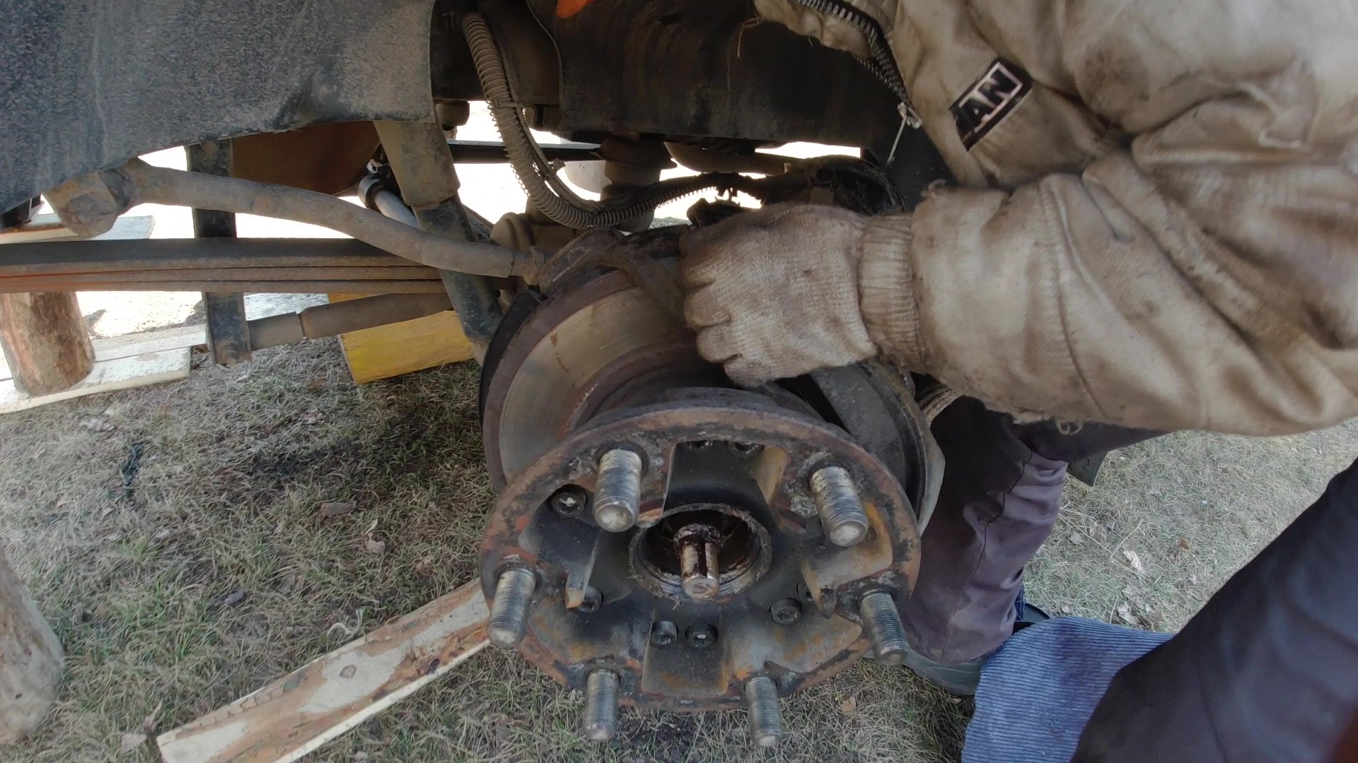 Снимаем переднюю ступицу и тормозной суппорт с автомобиля Газон Next. смотреть онлайн