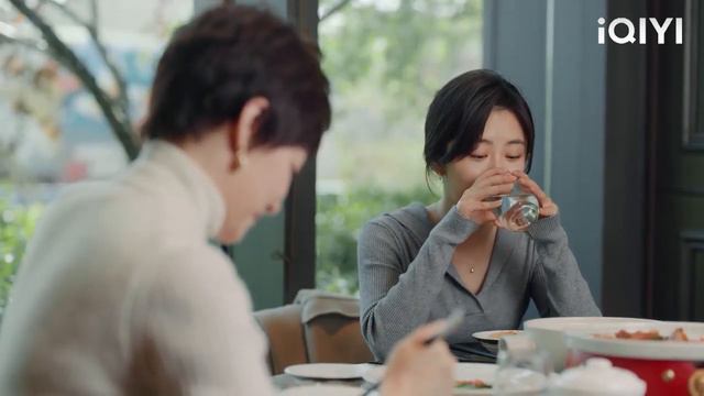 ซินเดอเรลล่าและซีอีโอกลับมาจากการเดินทางเพื่อนที่ดีที่สุดของเธอขอให้เธอหน้าแดงด้วย 3 คำ! смотреть онлайн