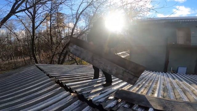 ПРЕВОЗМОГАЯ УЖАС – Починка крыши с боязнью высоты смотреть онлайн