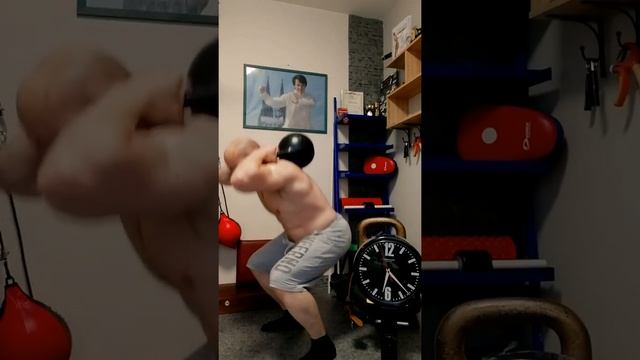 ✴️Челленжд продолжается! ✴️ Приседания на ? повторений с гирей 32 кг.?? смотреть онлайн