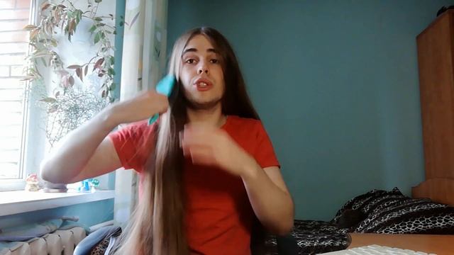 Парень расчёсывает свои длинные волосы 10 минут и рассказывает о них пару интересностей смотреть онлайн