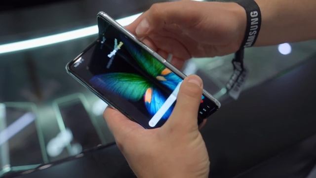 Смотрим на обновлённый Galaxy Fold смотреть онлайн