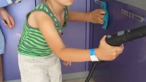 Пароочиститель Karcher. Справится даже ребенок. Моем фасады на кухне.