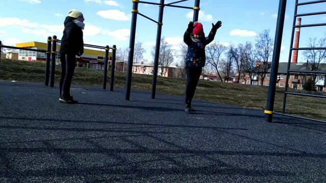 Влог🌞 Гуляем , стоим на руках, делаем колесо🙃❤️ смотреть онлайн
