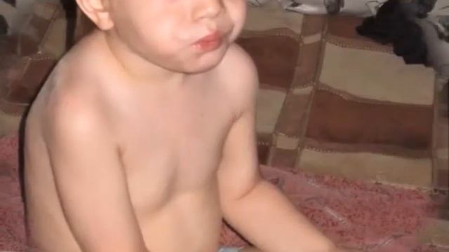 Ребёнок ест колбасу смотреть онлайн