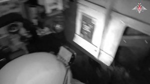 Тульские десантники работают по позициям противника из 100-мм пушки БМД-4М в ночных условиях.