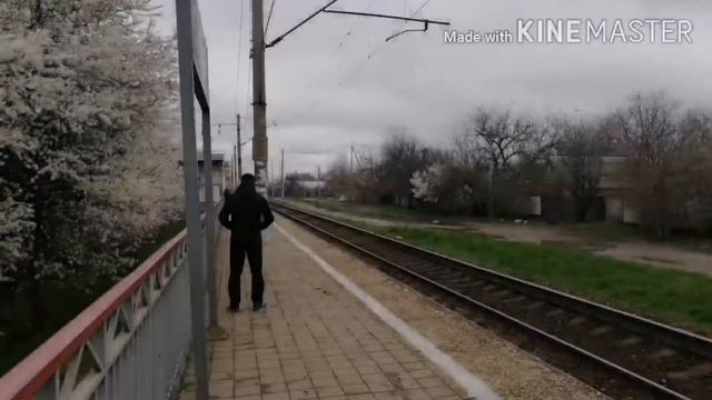 Электропоезд ЭД9МК-0083 и электропоезд ЭД9М-0178. Прибытие и отправление. смотреть онлайн