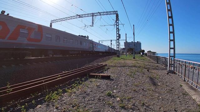 2ЭС4К-121 с пассажирским поездом №407У Челябинск - Адлер прибывает на ст. Лазаревская смотреть онлайн