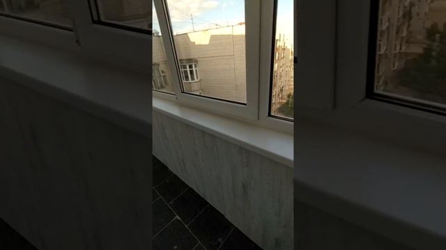 Высокая  лоджия с арочными окнами. Отделка панелями.