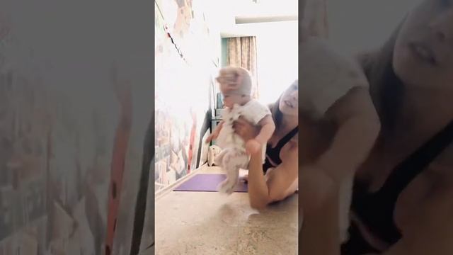 Тянем складку ноги врозь смотреть онлайн