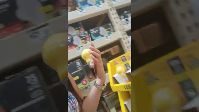 Less Insects with yellow light bulbs for outdoor light fixture | porch light | Home Depot смотреть онлайн