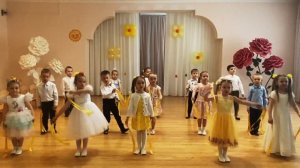 Танец с лучиками (средняя группа)