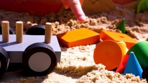 Грузовичок Лёва в песочнице! Видео для детей про машинки конструкторы. Учим цвета и строим дорогу