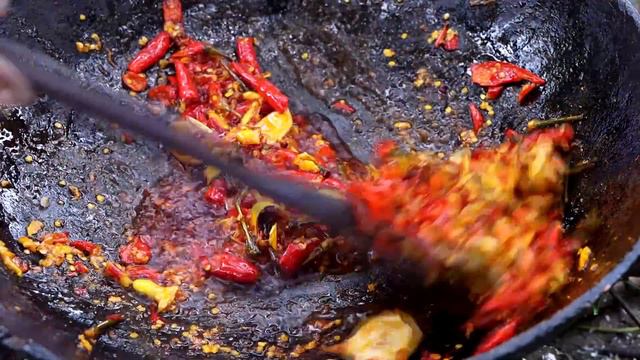 Survival cooking in forest - Big crab curry spicy delicious with Chicken egg for lunch смотреть онлайн