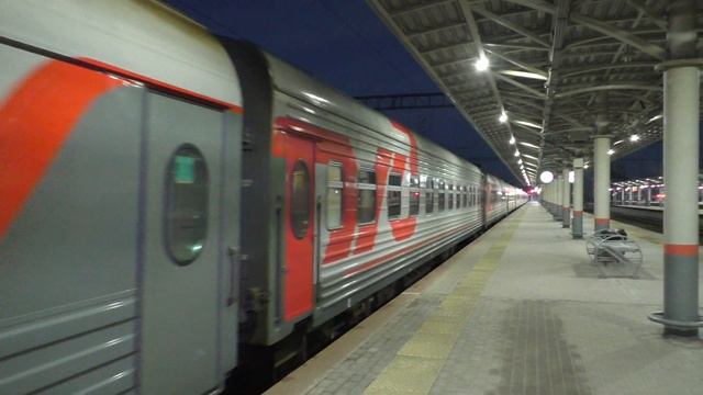 "Осенний Чех" ЧС4Т-426 с поездом №132 Санкт-Петербург—Ижевск прибывает на ст. Нижний Новгород-Моск. смотреть онлайн