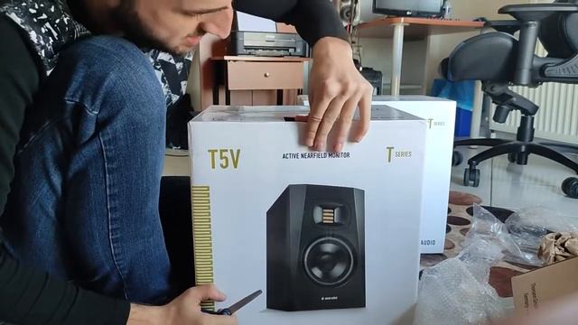 Adam T5V Greek Unboxing + Review (Bundle με βάσεις ηχείων) смотреть онлайн
