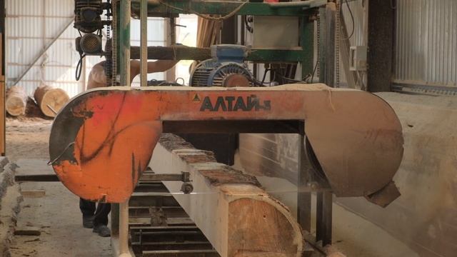 Как пилят большие бревна на пилораме смотреть онлайн