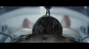 Элизабет извлекает из живота чужого(фильм"прометей")