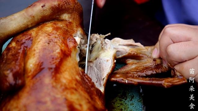 苗大姐3斤土鸭做可乐鸭吃，色泽鲜亮肉嫩入味，直接上手抓着吃过瘾！【苗阿朵美食】 смотреть онлайн