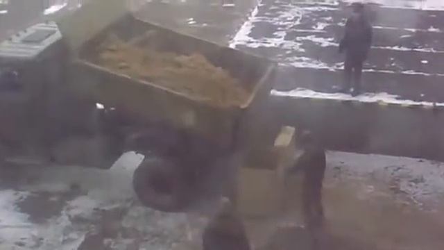 Военные грузят песок смотреть онлайн