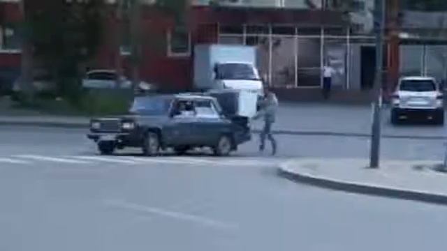 Забавная перевозка холодильника смотреть онлайн