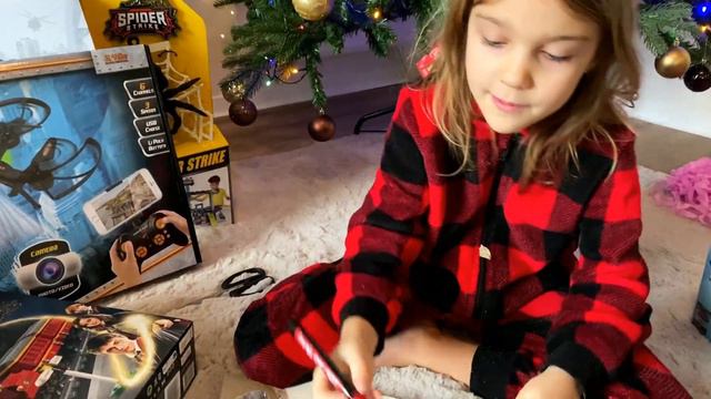 Ника нашла супер подарки 🎁 под елкой 🎄. Распаковка подарков на Новый год смотреть онлайн