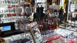 Пешеходная улица - рай для рукодельниц! Рынок камней и жемчуга в Китае. центр г. Санья, о. Хайнань.