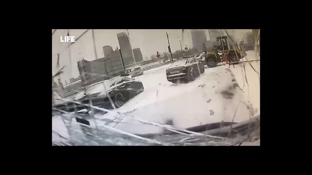 В Москве пассажирский автобус перед выездом в рейс протаранил ворота парка и несколько автомобилей смотреть онлайн