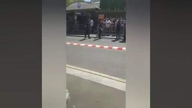 Люди устали ждать очередь на чартерный рейс смотреть онлайн